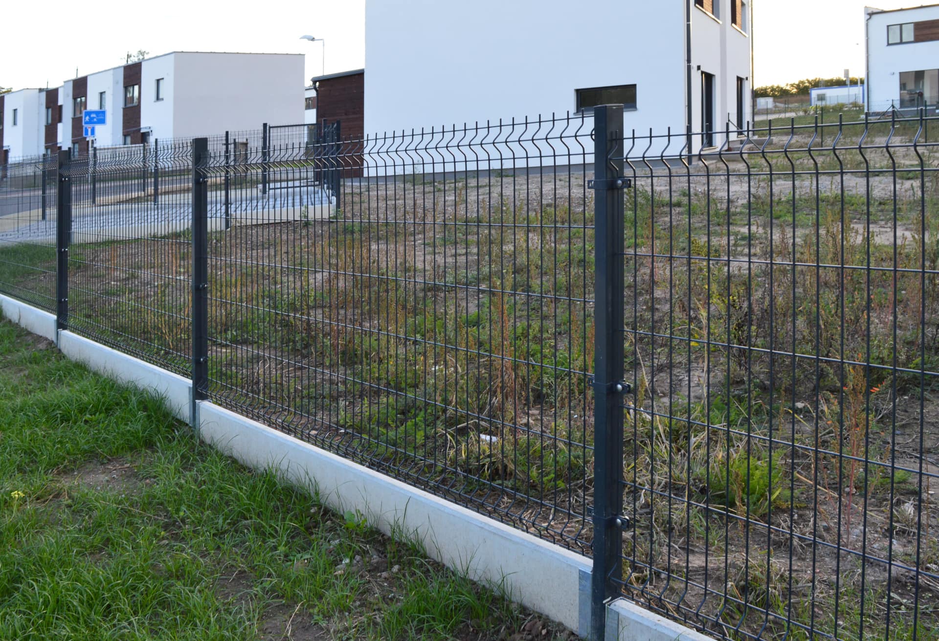 Pletiva Dobrý - Zbůch - montáž 3D plotových dílců antracitové barvy s podhrabovou betonovou deskou 3D antracitové plotové dílce a podhrabové desky